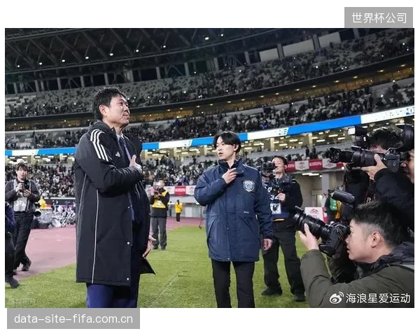森保一要求情报组搜集各赛场草皮维护习惯,作为战术部署依据。 森保一要求情报组搜集各赛场草皮维护习惯,作为战术部署依据。